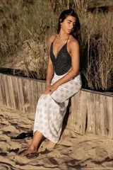 Pollera larga de seda color crudo con lunares celestes.