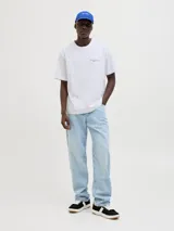 Camiseta blanca de manga corta y cuello redondo con calce holgado. Estampa pequeña en el pecho y estampa grande en la espalda con print de goma de tacto suave.