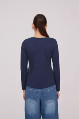 Remera entallada de manga larga con cuello en V, en color azul oscuro.