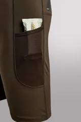 Mallas cortas de entrenamiento negras confeccionadas en tejido técnico y elástico en cuatro direcciones. Cuentan con cintura elástica ajustable con cordón interior, bolsillos laterales de fácil acceso y logo estampado en la espalda.