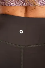 Calza deportiva negra de tiro alto, corte ajustado y largo a la pantorrilla.