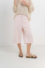 Bermuda color crema de tiro medio con corte recto y largo por la rodilla. Diseño amplio tipo culotte corto, con dobladillo ancho en el ruedo. Presenta bolsillos delanteros y traseros funcionales. Confeccionada en denim suave y cómodo.