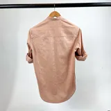 Camisa de algodón color ladrillo con cuello mao y mangas largas, de corte entallado.