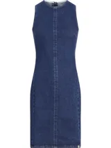 Vestido corto de denim azul oscuro, sin mangas y con ajuste bodycon. Presenta costura vertical central en el frente y cierre metálico en la espalda.