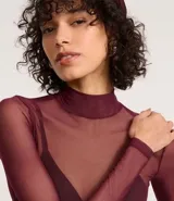 Blusa de tule color borgoña, de cuello alto y manga larga.