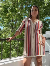 Camisola corta tejida en hilo de algodón con diseño de rayas verticales de colores y calados.