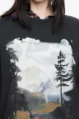 Camiseta de algodón negra, corte oversize, con cuello redondo. Presenta un estampado gráfico grande en el frente que incluye el texto "BIMBAYLOLA", dos lobos en una nube y un paisaje con relámpagos.