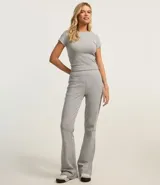 Blusa gris melange slim fit de rib con cuello redondo y mangas cortas.