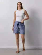 Short azul de lino con pretina elastizada y lazo de ajuste.