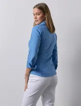 Camisa blanca de algodón marca Zac & Rachel, con cuello con solapa, abertura central con botones, delantera tableada y laterales elastizados.