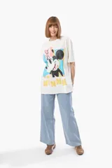 Remera blanca de corte holgado con estampado de Minnie Mouse enmarcada en un recuadro celeste y amarillo.
