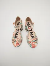 Sandalias de charol con estampado floral, taco cuadrado y correa fina en el tobillo.