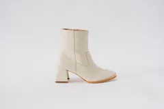 Botas plateadas de cuero con caña media, cierre lateral con cremallera y tacón geométrico.