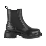 Bota Chelsea de cuero sintético negro con elásticos laterales, caña media, suela track y tirador trasero.