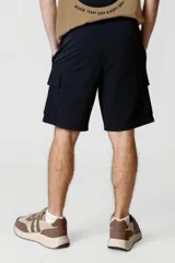 Short negro de corte recto.