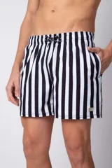 Short de baño negro con rayas verticales blancas, cintura elástica con cordón ajustable y bolsillos laterales.