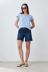 Remera verde de corte clásico con cuello en V y mangas cortas con dobladillo.