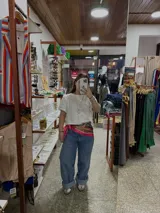 Pañuelo de seda estampado con motivos geométricos y florales en tonos marrones, rosados y dorados.