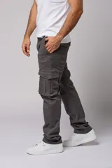 Pantalón cargo color marrón claro de gabardina, corte recto y tiro medio, con bolsillos laterales con solapa y bolsillos traseros.