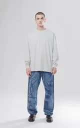 Remera manga larga gris con puños y cuello de ribb al tono, calce regular.