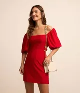 Vestido corto evasê rojo con bordado floral, escote cuadrado, mangas cortas abullonadas y espalda descubierta.