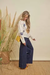 Jeans de mujer color azul oscuro, de corte recto y tiro alto.