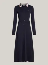 Vestido camisero midi de manga larga color azul marino, con cuello tipo chomba a rayas blancas, rosas y negras. Incluye cinturón con hebilla metálica y logo de Tommy Hilfiger bordado en el pecho.