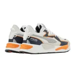 Championes Puma RS-Z Outline, color blanco con detalles en azul marino y naranja.