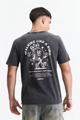 Remera de manga corta color lila claro con cuello redondo y logo estampado en el pecho.