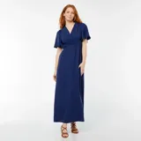 Vestido largo azul con cuello en V efecto cruzado y mangas cortas.