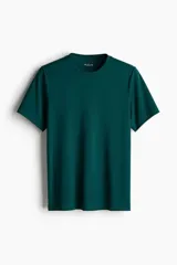 Remera deportiva verde oscuro de corte regular, cuello redondo y mangas cortas. Confeccionada en tejido funcional DryMove™ que ayuda a absorber el sudor.