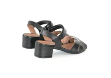 Sandalias de cuero negro con tiras cruzadas, taco cuadrado y pulsera al tobillo con cierre de velcro.