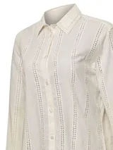 Blusa color crema de manga larga con cuello clásico y cierre frontal con botones. Presenta detalles de calado vertical en el frente y las mangas.