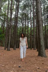 Chaleco color crudo tejido a mano en hilado 100% baby alpaca, con cuello tipo bote, hombros anchos, puntos calados en frente y espalda, y tajos laterales en el bajo.