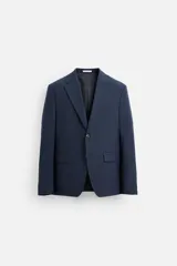 Blazer azul marino con sutil diseño de cuadros, corte regular fit, cuello con solapas de muesca, manga larga con puños abotonados, bolsillo de vivo en el pecho, bolsillos de solapa en la cadera, bolsillo interior, aberturas en la espalda y cierre frontal con dos botones.
