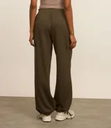 Pantalón deportivo color lila, confeccionado en microfibra pesada con viscosa certificada. Cuenta con cintura elástica ajustable, bolsillos cargo laterales y ajuste en el bajo.