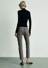 Pantalón de jean gris oscuro, tiro medio, corte slim, diseño crop y bolsillos delanteros y traseros.