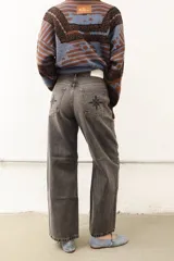 Jean de corte recto y tiro medio, color gris, con diseño moderno y bordado en el bolsillo trasero.