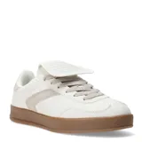 Zapatillas deportivas acordonadas color beige con suela marrón.