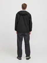 Campera negra liviana con capucha ajustable, cierre frontal con cremallera y bolsillos delanteros con cierre. Puños de canalé.