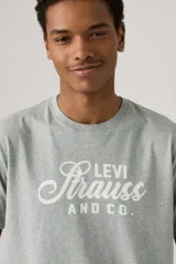 Remera gris de corte relajado con logo de Levi Strauss & Co. estampado en blanco en el pecho.
