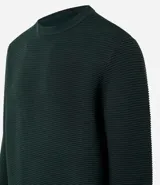 Suéter celeste de punto con textura acanalada horizontal, cuello redondo y mangas largas con puños ajustados.