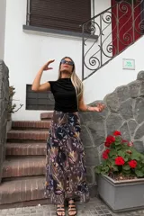 Top marrón de cuello alto y mangas cortas, confeccionado en tela elastizada.