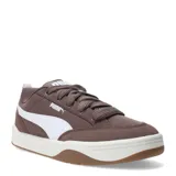 Championes urbanos Puma Park Lifestyle Street, color gris con detalles en blanco y suela marrón. Inspirados en el skate, combinan materiales sintéticos y gamuza, con al menos un 20% de materiales reciclados en la parte superior y un 10% en la parte inferior.