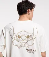Remera color crema de corte relajado, con cuello redondo y mangas cortas. Presenta un estampado en la espalda con un dibujo de Stitch y la frase "Ohana means family".