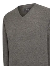 Sweater gris de lana y cashmere con cuello en V, manga larga y calce regular.