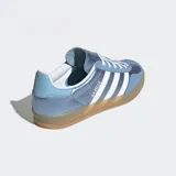 Championes Adidas Gazelle Indoor color celeste con detalles en blanco y suela color caramelo.
