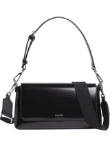 Cartera de hombro Calvin Klein negra charolada, con correa de hombro ajustable y correa bandolera con logo de la marca.
