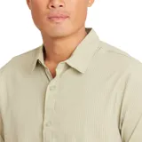 Camisa de manga corta color verde con rayas verticales.