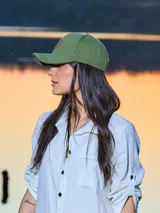 Gorra de gabardina color gris con visera curva y aplique de cuero con logo en el frente. Ajuste trasero con hebilla metálica.